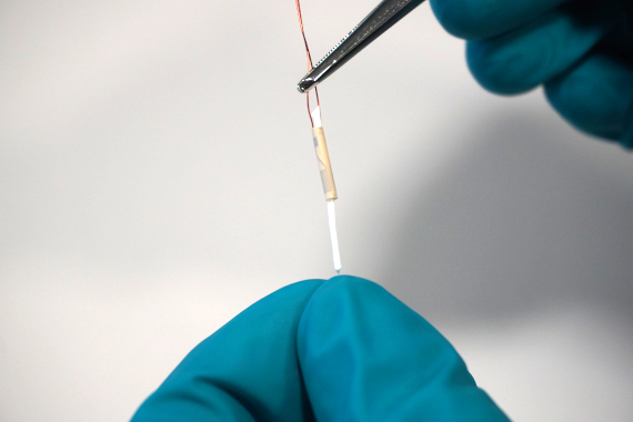 Insertion of the teflon cord in the LB11 strain gauge