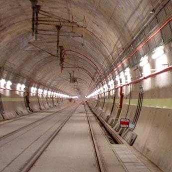 采用布拉格光纤传感器进行隧道监控...